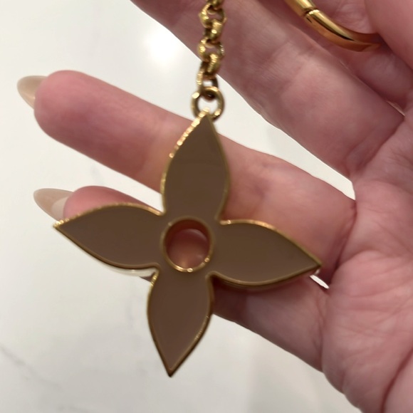Louis Vuitton LV Fleur de Monogram Bag Charm
Key chain Pristine 🔑 - Picture 9 of 14
